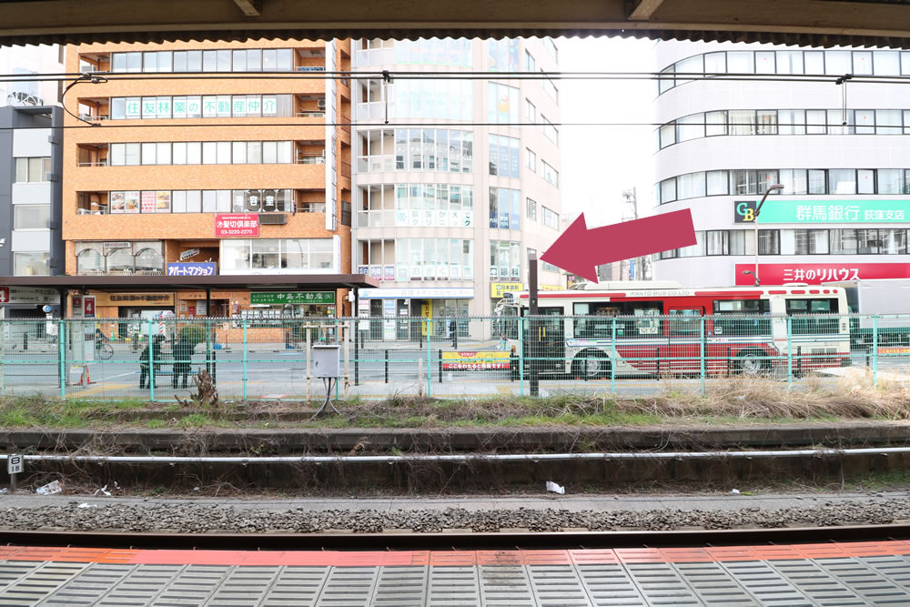 荻窪駅のホームから見えるクリニック